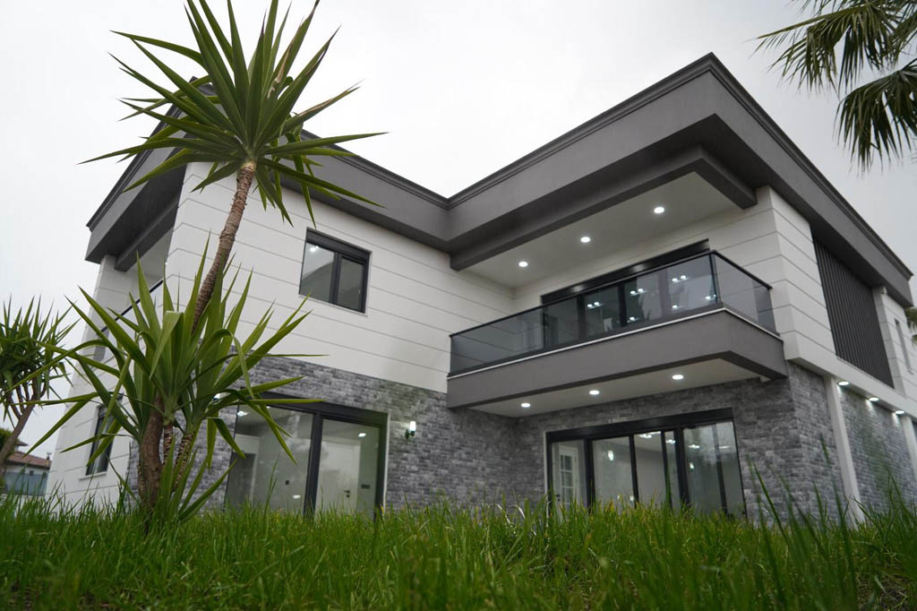 Luxury Villa in Antalya Near the Majestic Toros Mountains