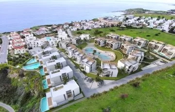 Kuzey Kıbrıs'ta denize yakın villa ve apartman kompleksi