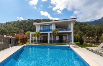 فيلا فاخرة للبيع في كيمير بإطلالات مفتوحة وخصوصية تامة